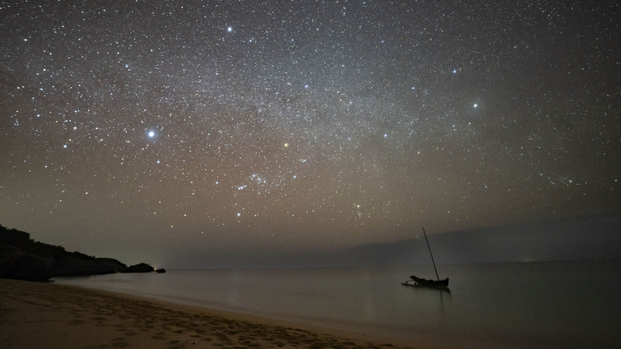 平久保半島の夜空と、浜に停めた帆掛けサバニ